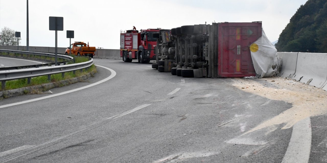 Düzce'de devrilen tırın şoförü yaralandı, bağlantı yolu trafiğe kapatıldı