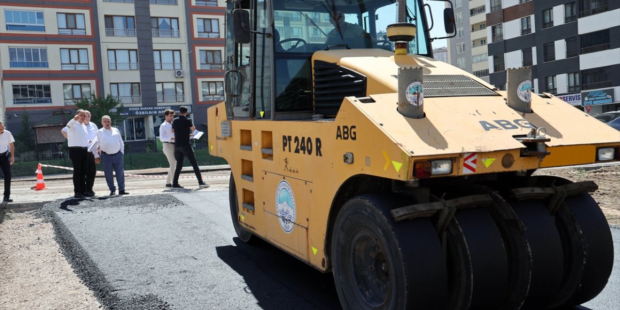 Kayseri'de Talas Belediyesi plastik atıklardan ürettiği asfaltı yolda uyguladı