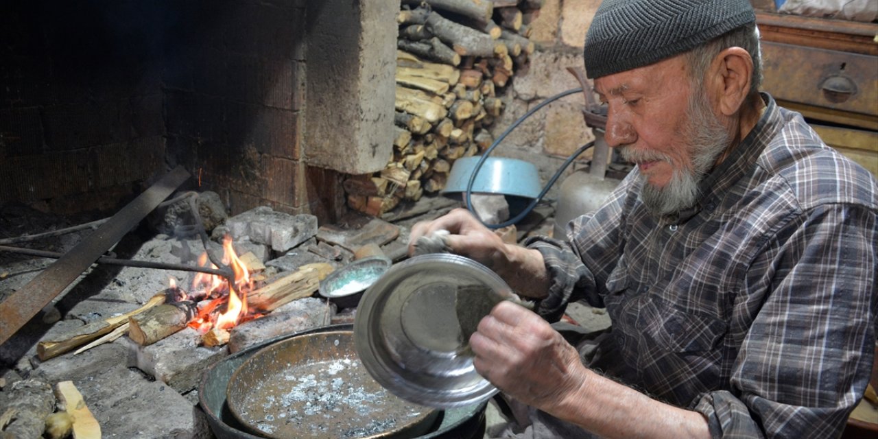 Manisalı 83 yaşındaki kalaycı, dede mesleğini 73 yıldır sürdürüyor