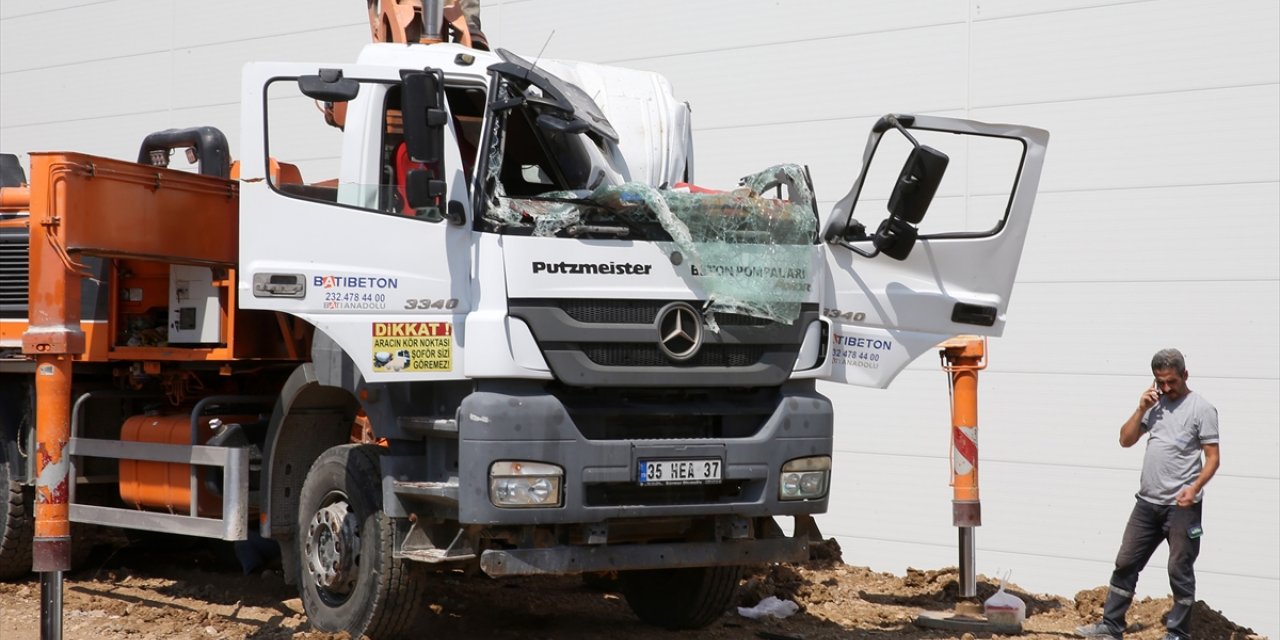 Manisa'da üzerine iş makinesi devrilen kamyonun şoförü yaralandı