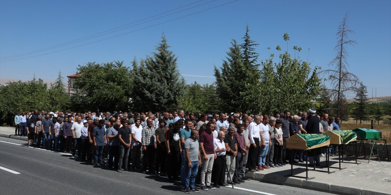 Malatya'daki trafik kazasında ölen aynı aileden 4 kişinin cenazesi defnedildi