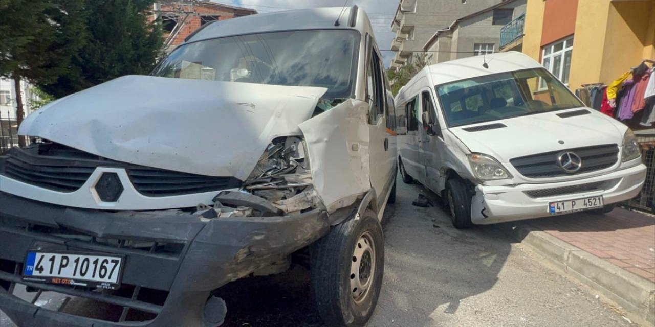 Kocaeli'de servis minibüslerinin çarpıştığı kazada 4 kişi yaralandı