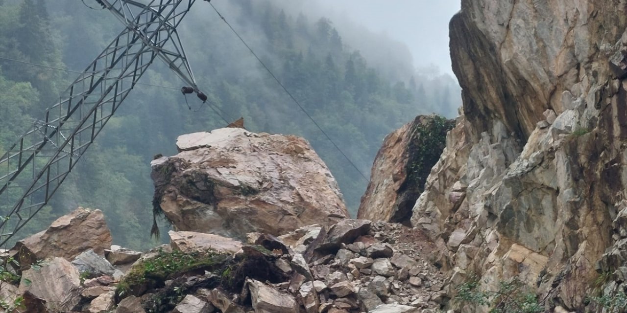 Giresun'da Espiye-Ericek grup yolu, heyelan nedeniyle ulaşıma kapandı