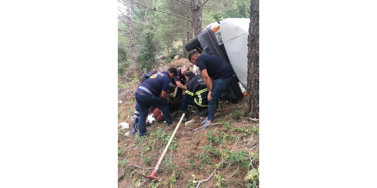 Hatay'da uçuruma yuvarlanan otomobildeki 3 kişi yaralandı