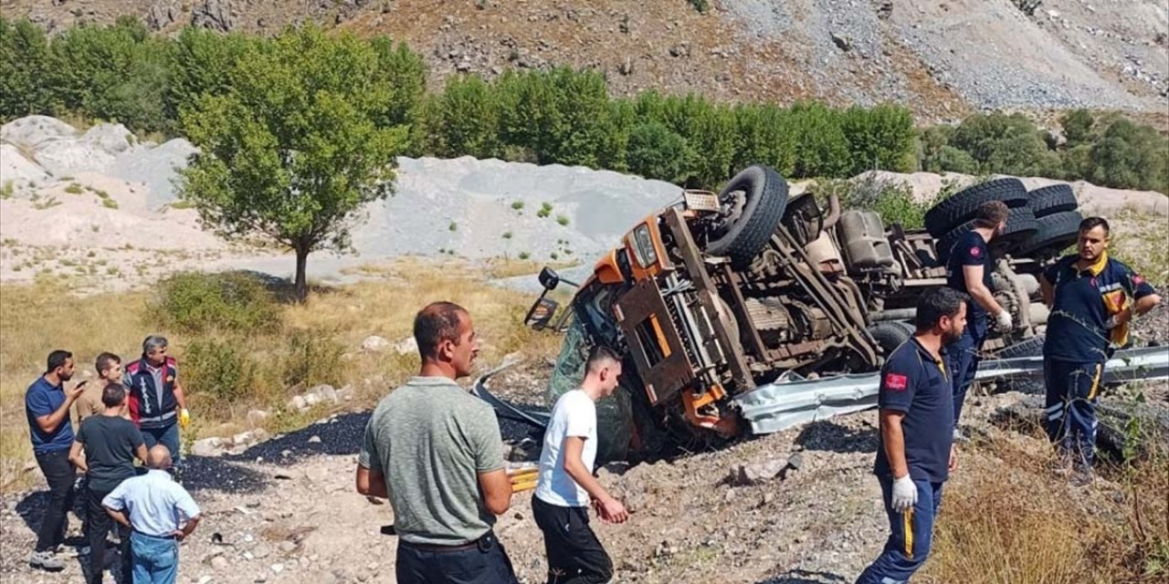 Çankırı'da şarampole devrilen kamyonun sürücüsü öldü