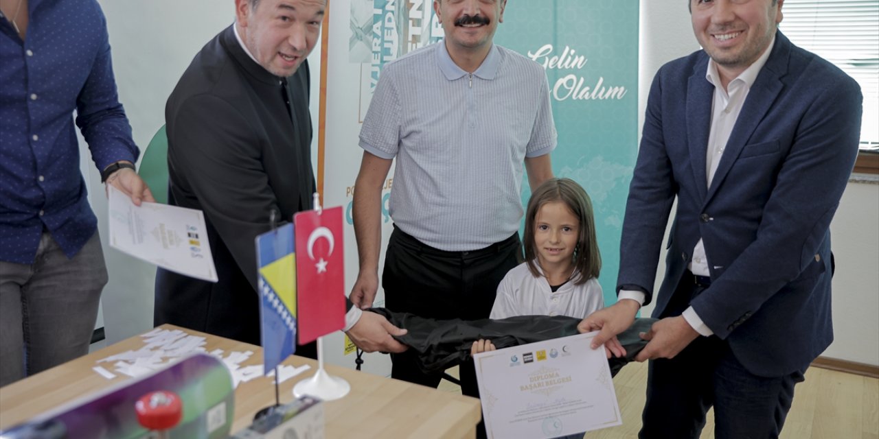 Bosna Hersek'te düzenlenen yaz okuluna katılan çocuklara diploma verildi