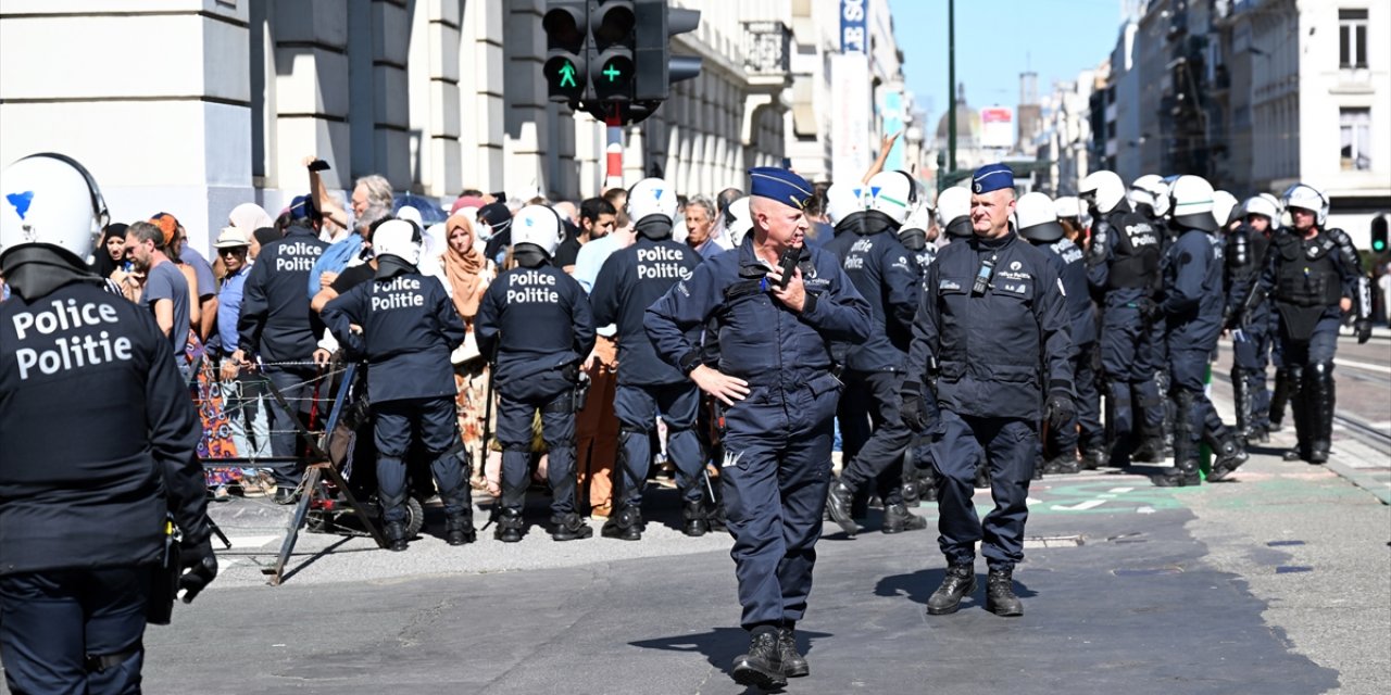 Brüksel'de yüzlerce kişi zorunlu cinsellik eğitimini protesto etti