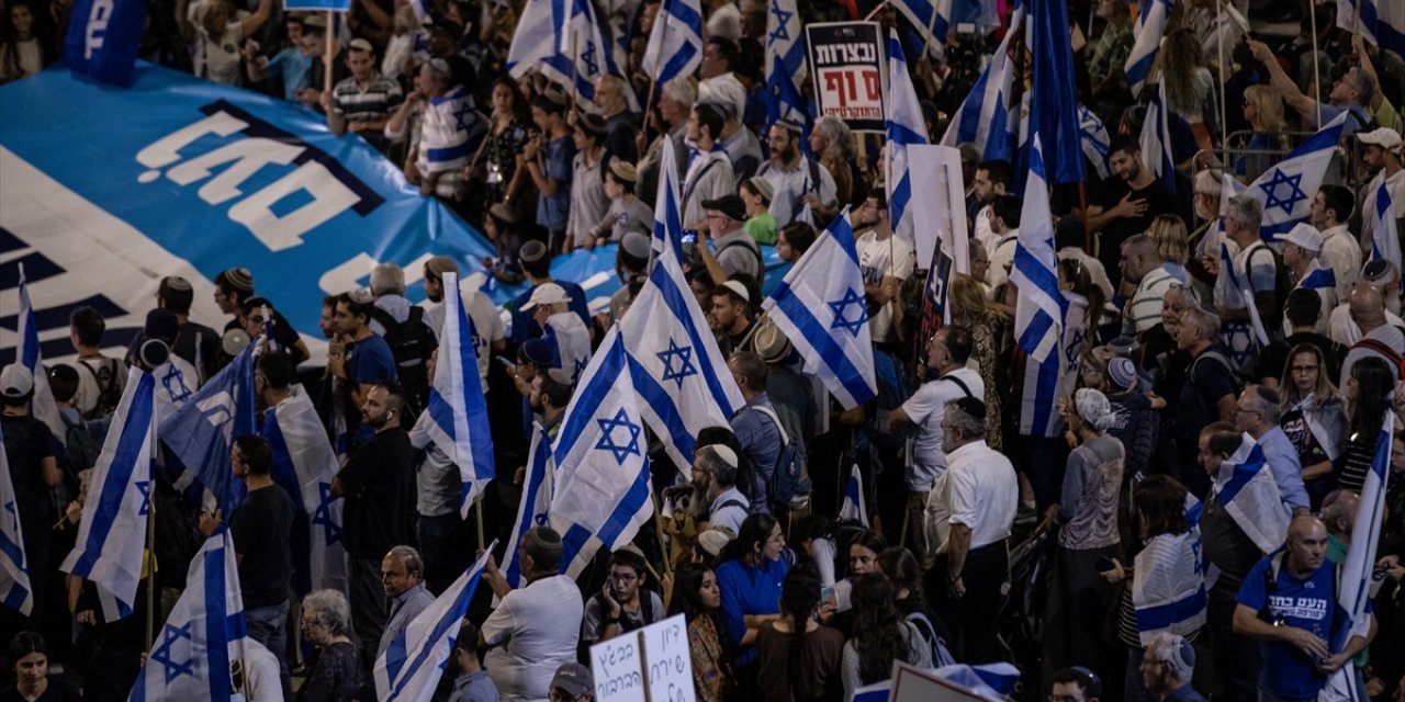 İsrail'de sağcı gruplar kritik duruşma öncesi Yüksek Mahkeme önünde gösteri yaptı