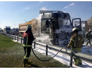 GÜNCELLEME - Otoyolda hafriyat kamyonu yangını