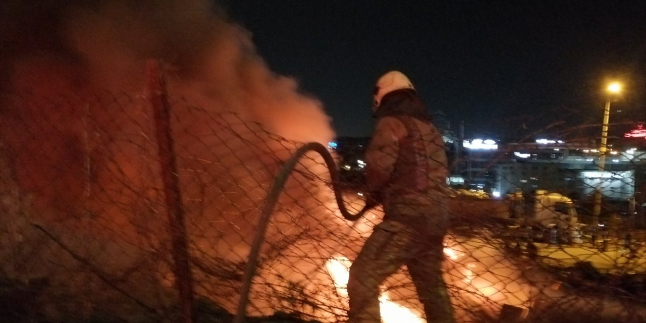 Bağcılar'da geri dönüşüm sahasında çıkan yangın söndürüldü