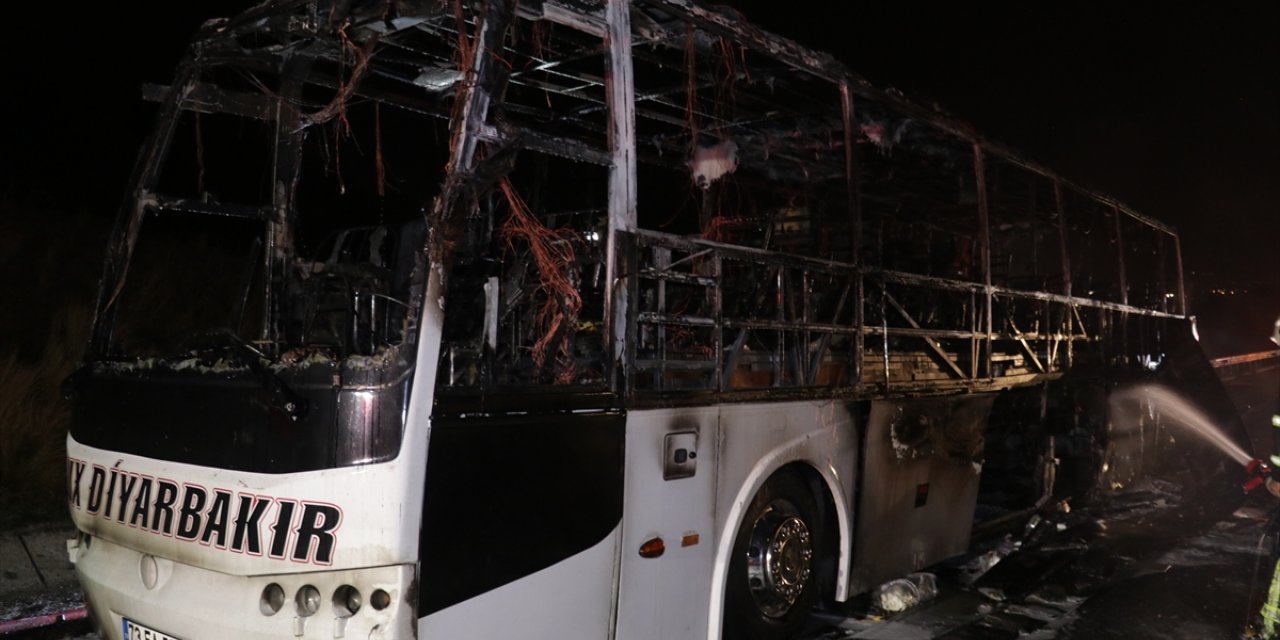 Osmaniye'de seyir halindeki yolcu otobüsü yandı