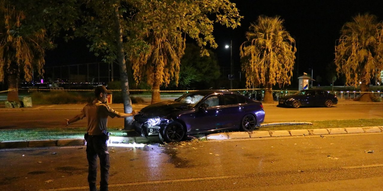 İzmir'de otomobil ile çarpışan motosikletteki kurye hayatını kaybetti