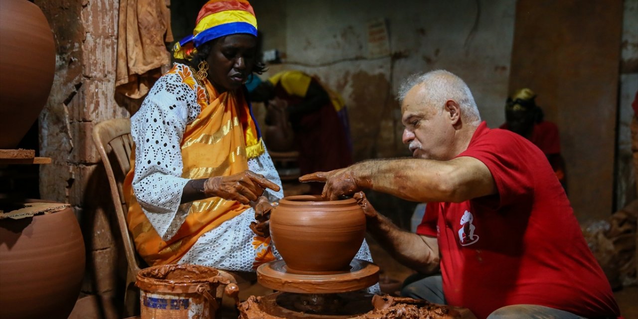 Afrikalı çömlekçiler, mesleğin modern tekniklerini Menemen'de öğreniyor