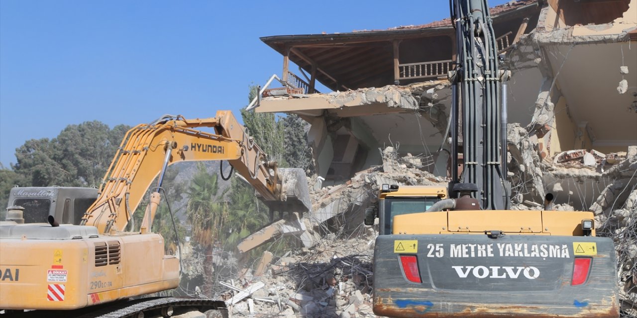 Hatay'da ağır hasarlı 8 bina kontrollü yıkıldı