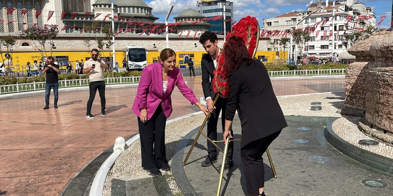 CHP'den Taksim Cumhuriyet Anıtı'na 100. yıl çelengi