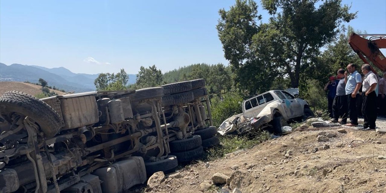 GÜNCELLEME - Kahramanmaraş'ta freni boşalan kamyon cenaze için toplanan kişilerin arasına daldı