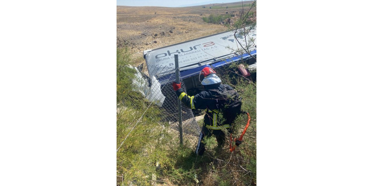 Niğde'de devrilen tırda sıkışan sürücü kurtarıldı