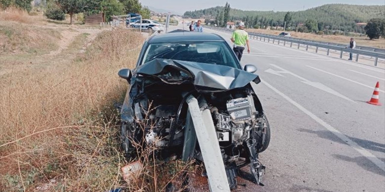 Kütahya'da bariyere saplanan otomobildeki 2 kişi yaralandı