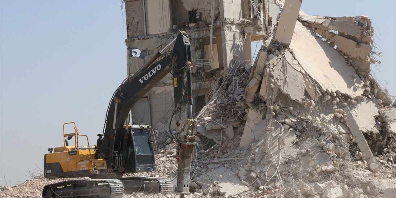 Hatay'da ağır hasarlı 9 bina kontrollü yıkıldı