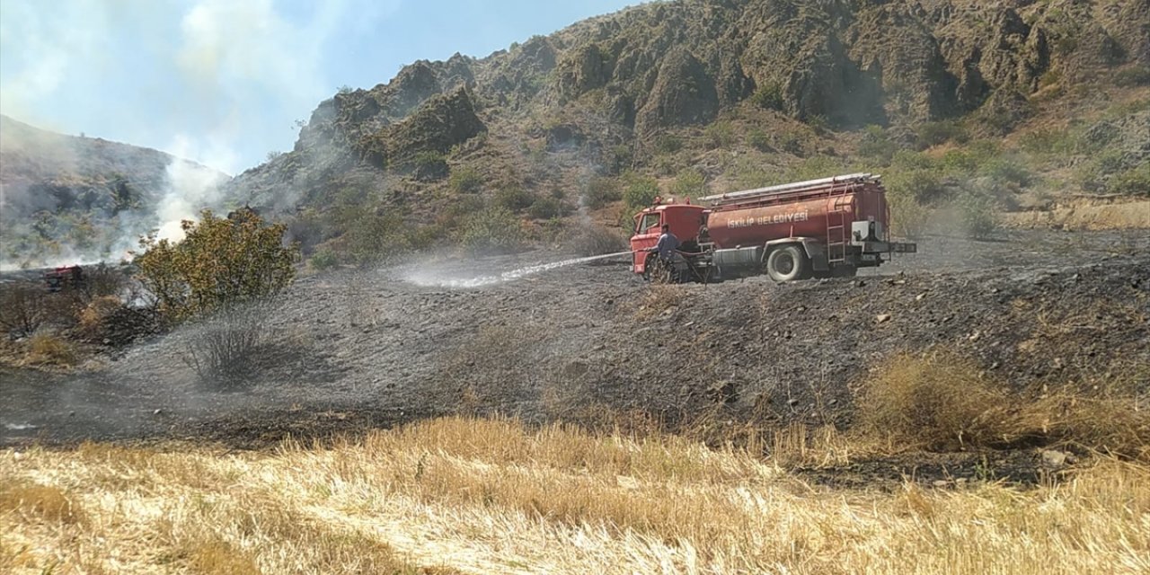 İskilip'te ormana sıçrayan anız yangınını itfaiye ekipleri söndürdü