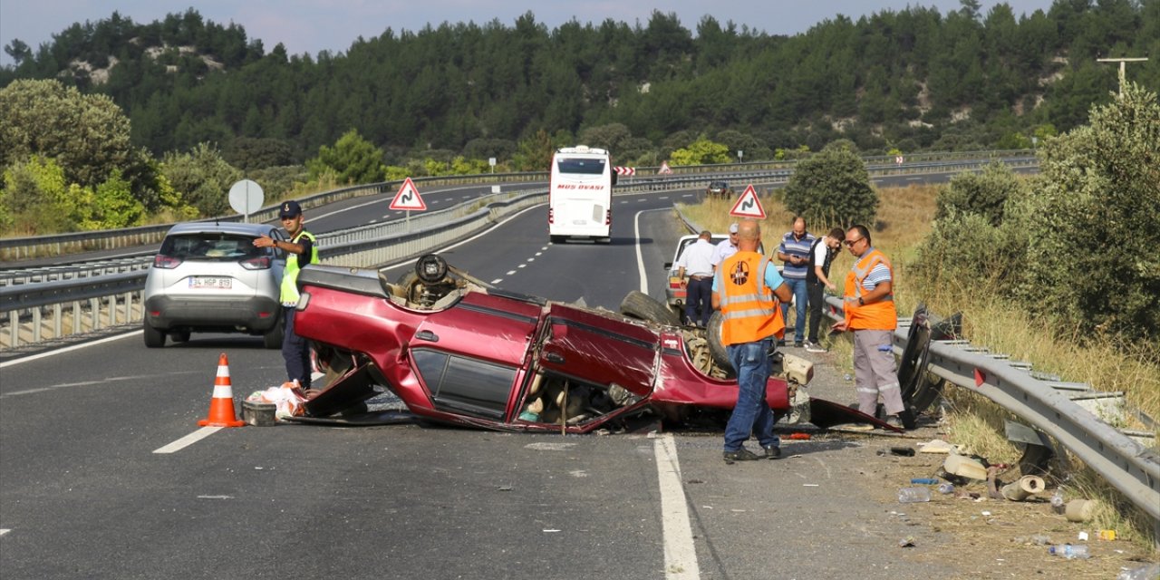 Uşak'ta bariyere çarpan otomobildeki 1 kişi öldü, 3 kişi yaralandı