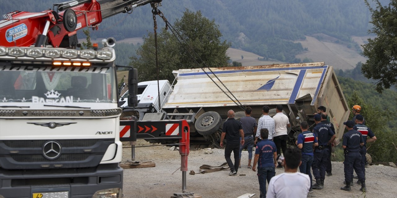 GÜNCELLEME 6 - Kahramanmaraş'ta freni boşalan kamyon cenaze için toplanan kişilerin arasına daldı