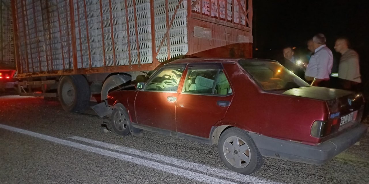 Bolu'da otomobilin park halindeki tıra çarpması sonucu 6 kişi yaralandı