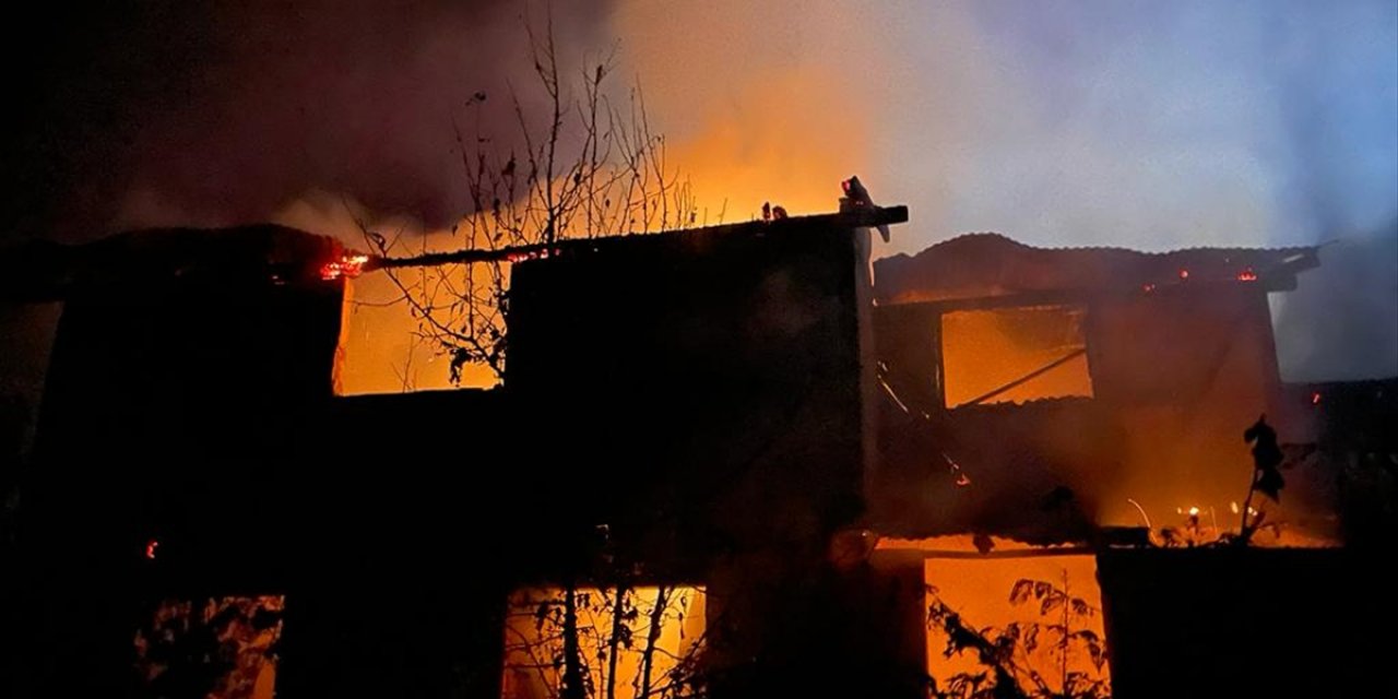 Düzce'de atölyede çıkan yangını söndürmek için itfaiye ve köylüler seferber oldu