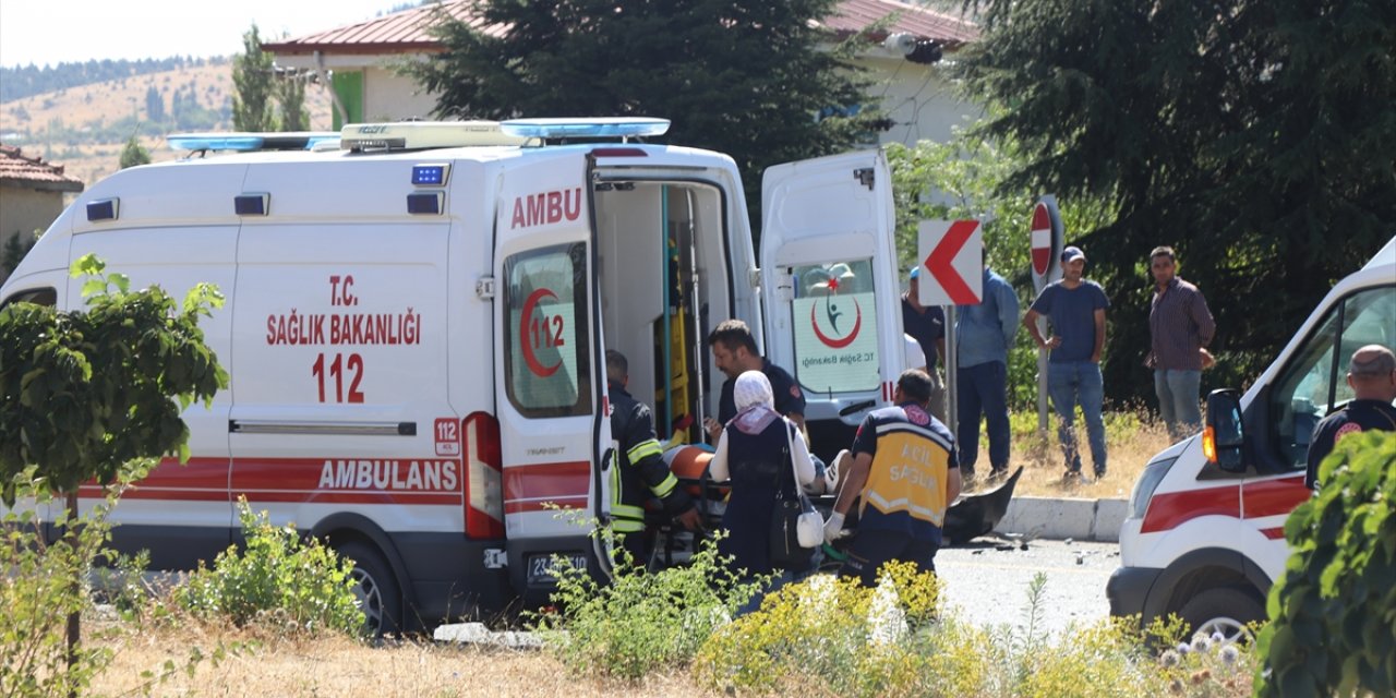 Elazığ'da yolcu otobüsü ile minibüsün çarpıştığı kazada 18 kişi yaralandı