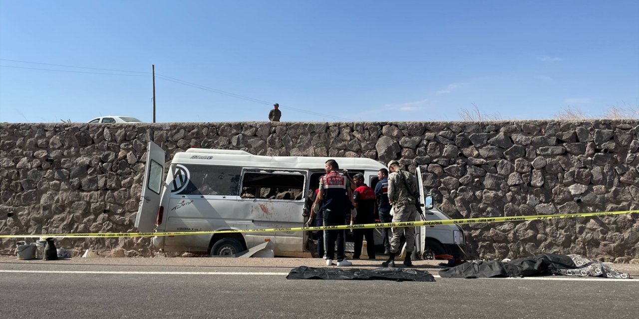 Şanlıurfa'da tarım işçilerini taşıyan minibüs istinat duvarına çarptı, 3 kişi öldü, 17 kişi yaralandı