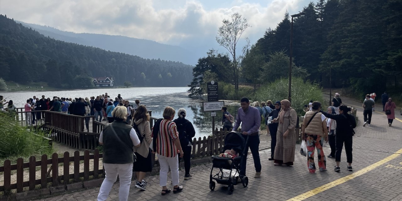 Günübirlik tatilciler hafta sonu Gölcük Tabiat Parkı'nda yoğunluk oluşturdu