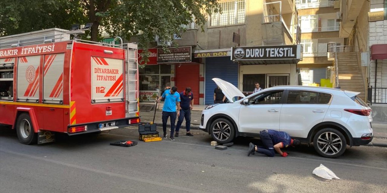 Diyarbakır'da aracın motor kısmına giren kedi yavrusu itfaiye ekiplerince çıkarıldı