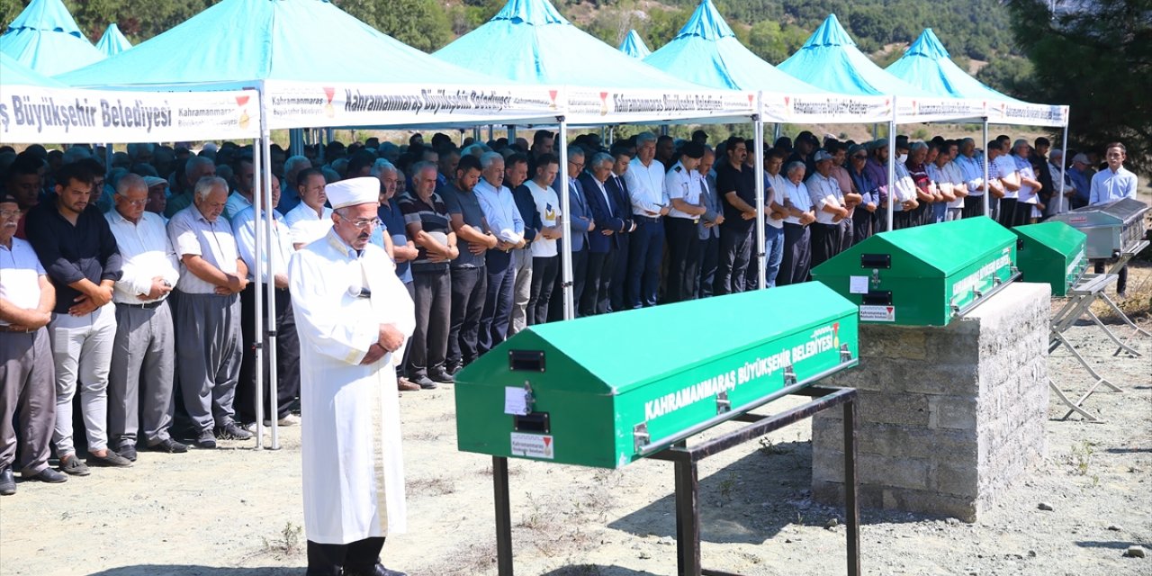 Kahramanmaraş'ta freni boşalan kamyonun çarpması sonucu hayatını kaybeden 4 kişi toprağa verildi