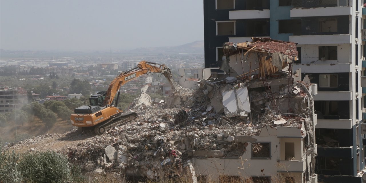 Hatay'da ağır hasarlı 4 bina kontrollü yıkıldı