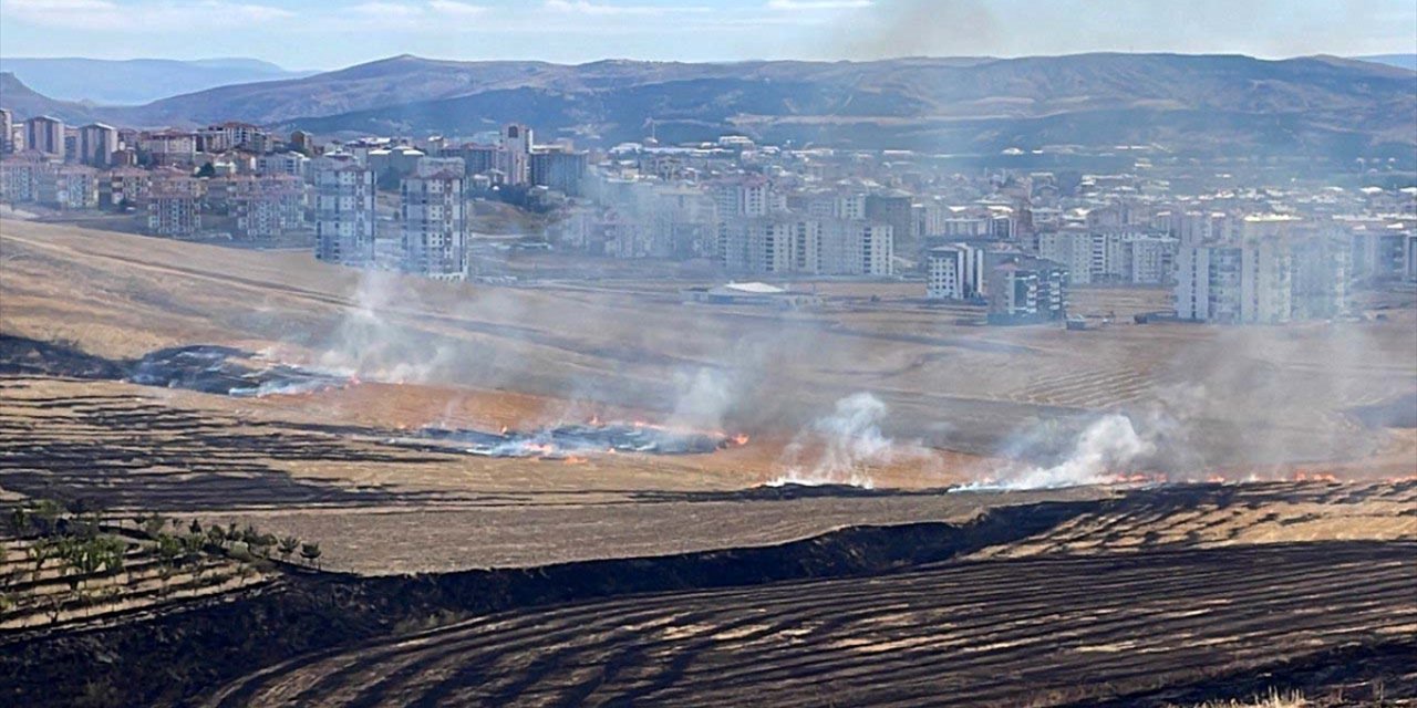 Sivas'ta çıkan anız yangını söndürüldü