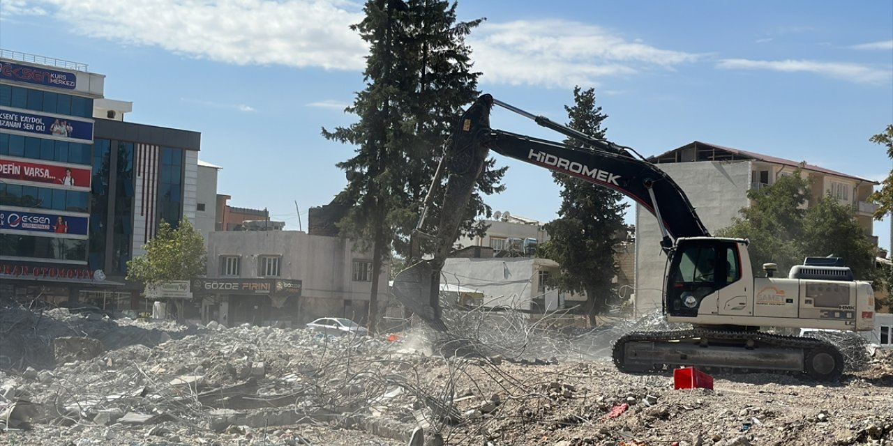 Adıyaman'da ağır hasarlı binaların kontrollü yıkımı devam ediyor