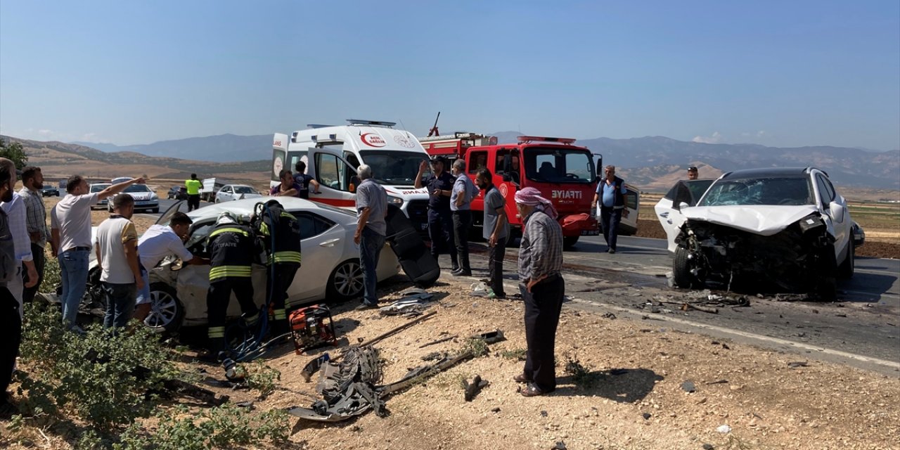 Gaziantep'te iki otomobilin çarpıştığı kazada 1'i ağır 3 kişi yaralandı