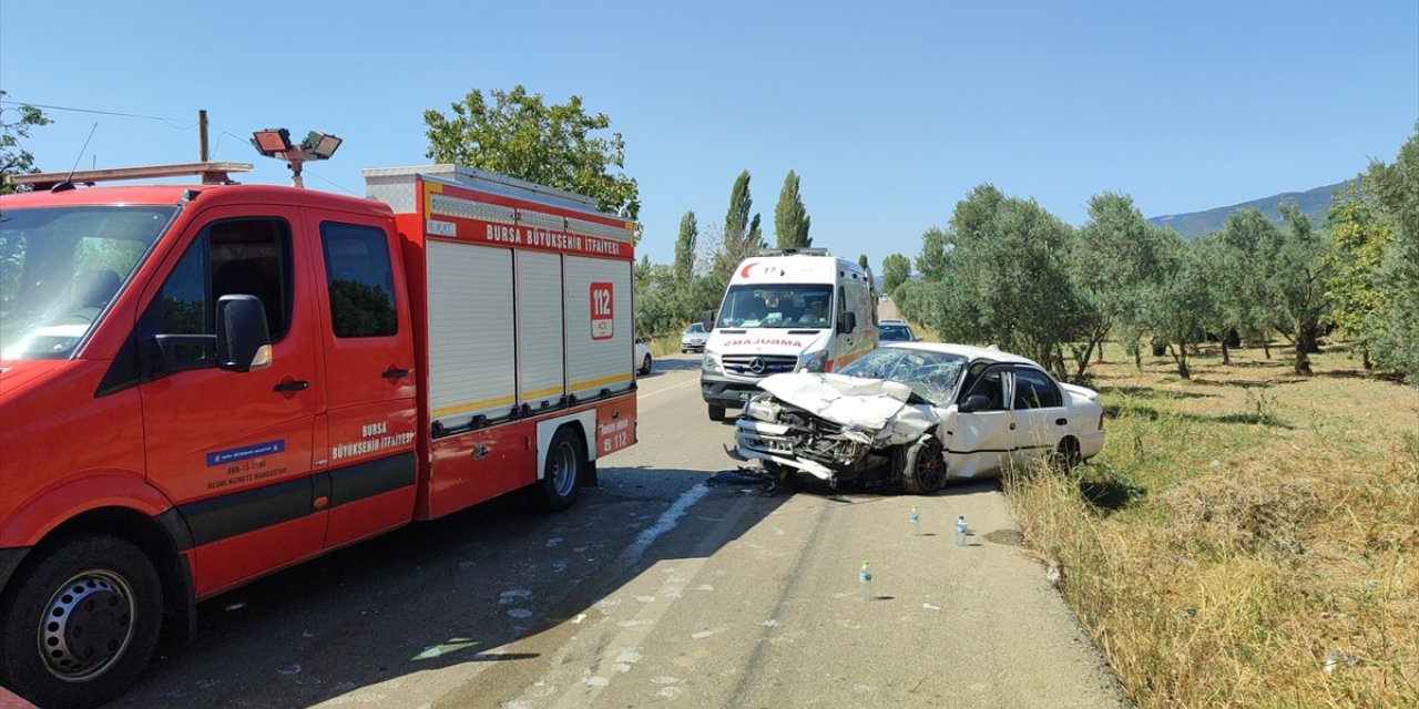 Bursa'da iki otomobilin çarpıştığı kazada 6 kişi yaralandı