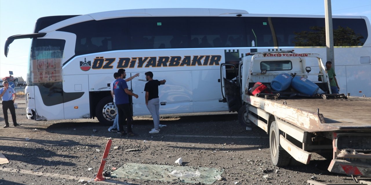 Diyarbakır'da 3 aracın karıştığı kazada biri ağır 4 kişi yaralandı