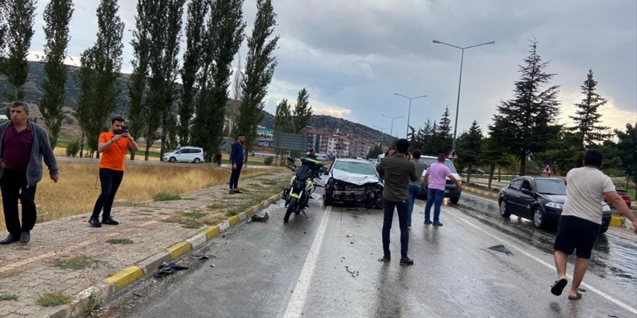 Antalya'da iki otomobilin çarpıştığı kazada 1 kişi öldü, 5 kişi yaralandı