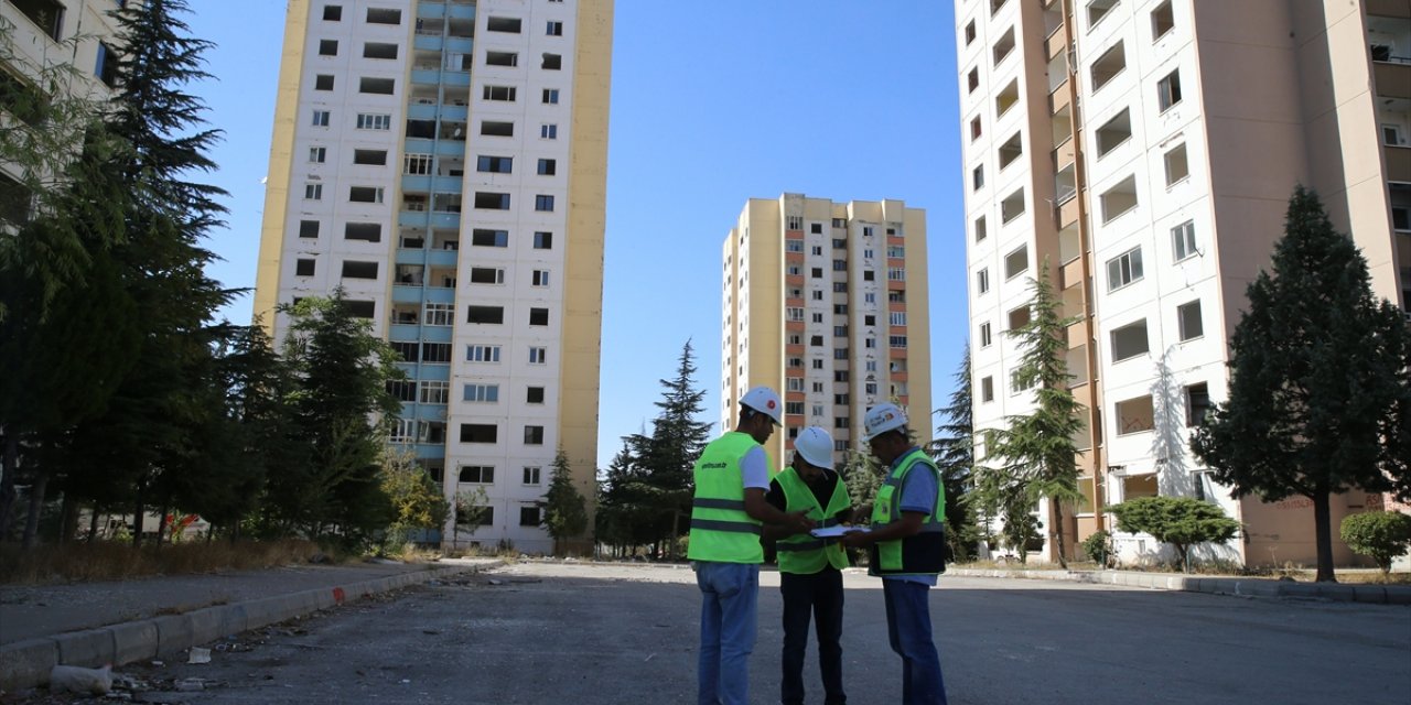 Depremlerin etkilediği Malatya'da 15 katlı 9 bina aynı anda patlayıcıyla yıkılacak