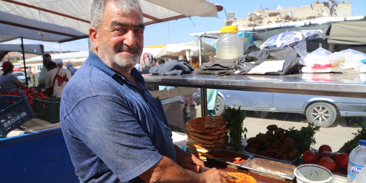 Depremde işletmesi yıkılan Hasan usta, öcce dürümü müşterilerine tezgahta sunuyor