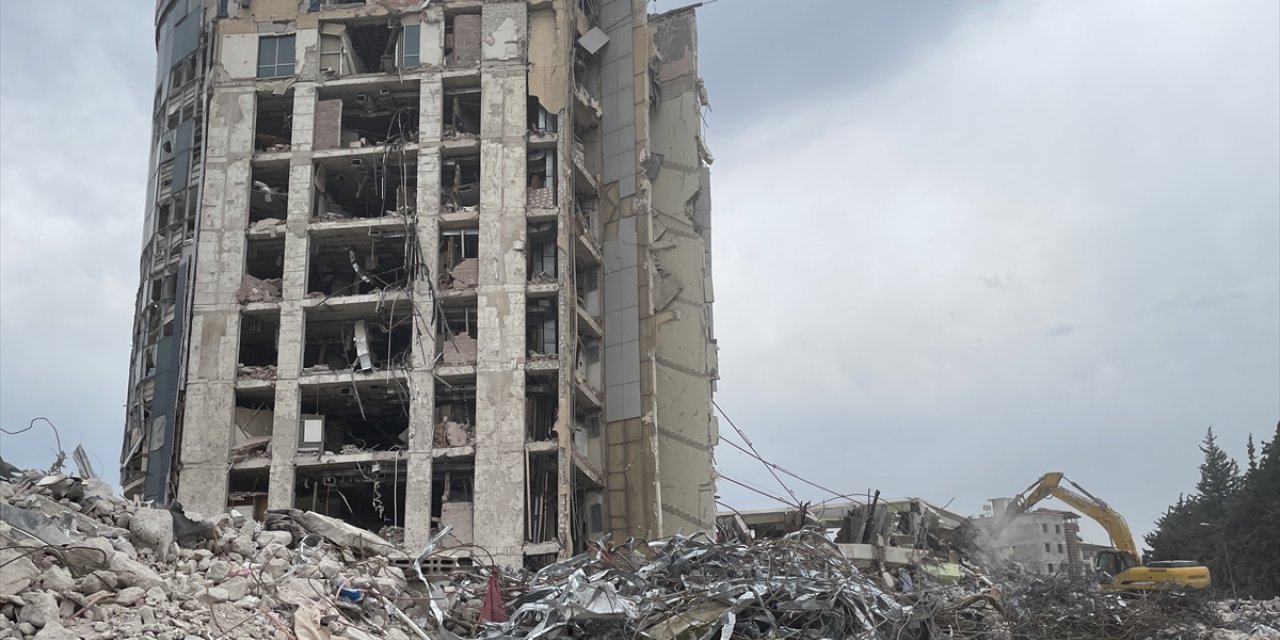 Hatay'da ağır hasarlı binaların kontrollü yıkımı sürüyor