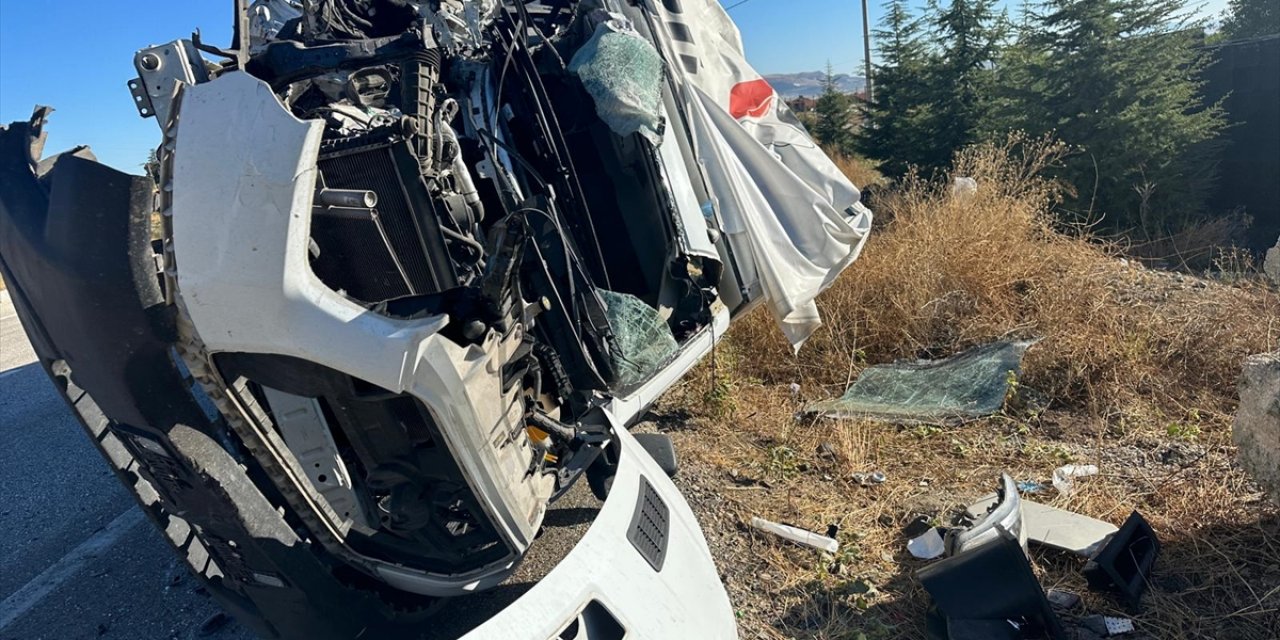 Burdur'da direğe çarpan kamyonetteki bir kişi öldü, bir kişi yaralandı