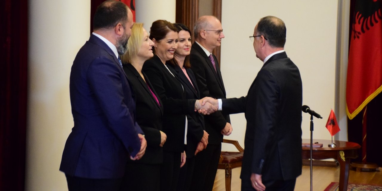 Arnavutluk’ta yeni bakanlar yemin ederek görevlerine başladı