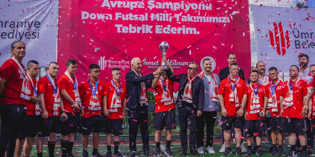 Ümraniye Belediyesinden Down Sendromlu Futsal Milli Takımı'na altın hediyesi