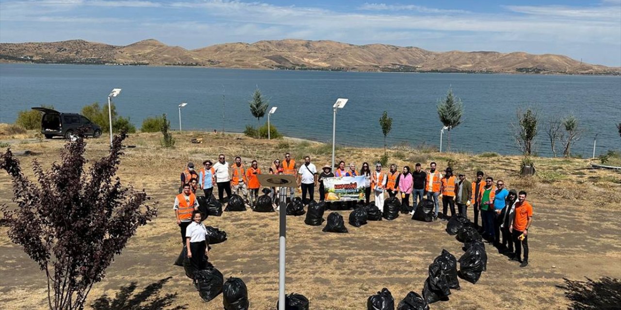 Elazığ'da gönüllü gençler Hazar Gölü çevresinde temizlik yaptı