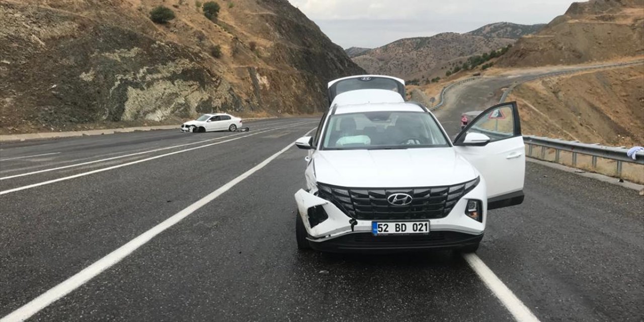 Bingöl'de iki otomobilin çarpıştığı kazada 5 kişi yaralandı