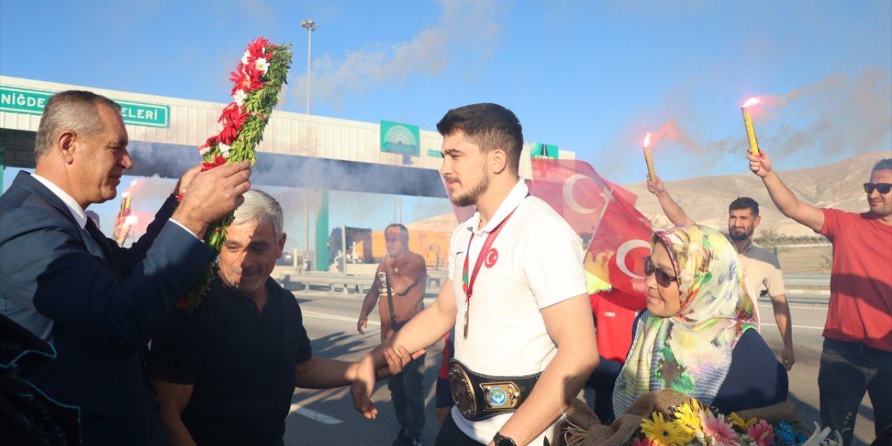 Dünya şampiyonu işitme engelli milli güreşçi Ahmet Talha Kacur, Niğde'de coşkuyla karşılandı