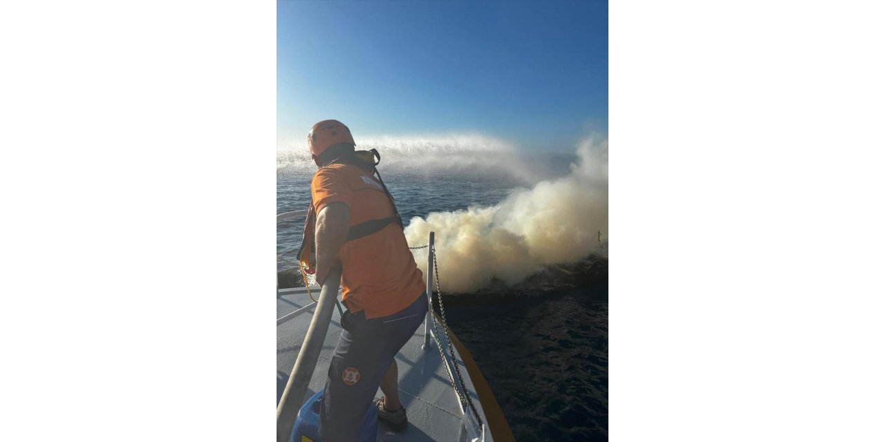 GÜNCELLEME - Fethiye'de bir koyda teknede çıkan yangın söndürüldü